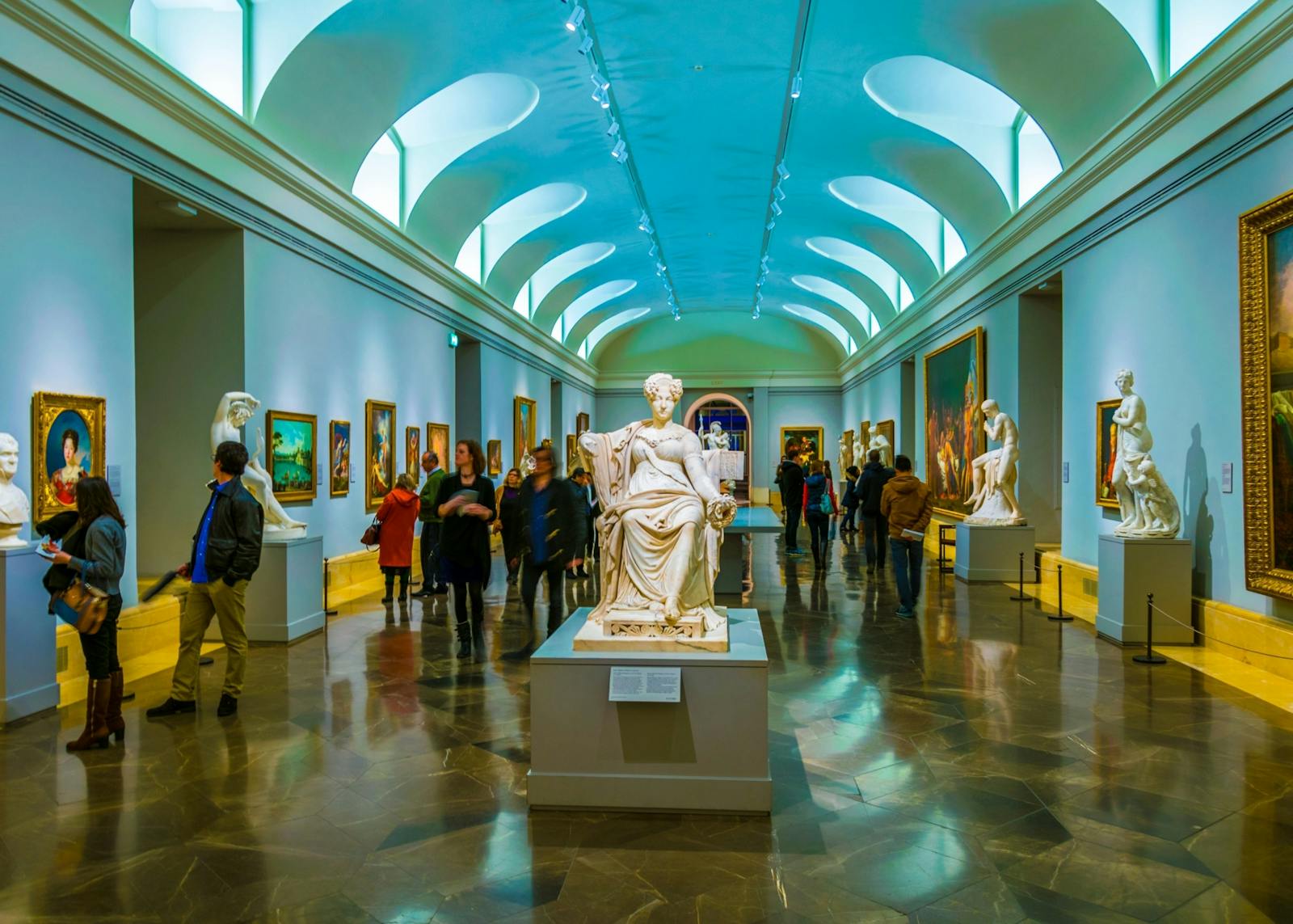 Návštěvníci v dlouhé chodbě Museo del Prado